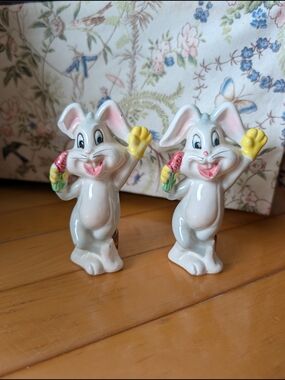 Vtg Bugs Bunny Salt Shakers